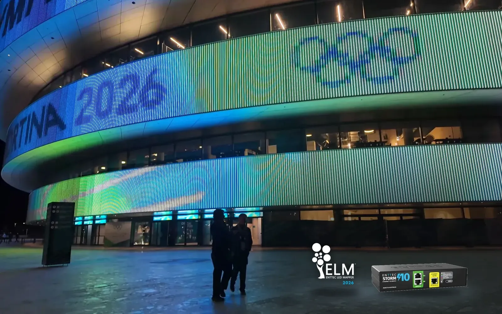 夜幕下的 Arena Milano，媒体幕墙点亮奥运五环与 Milano Cortina 2026 视觉标识