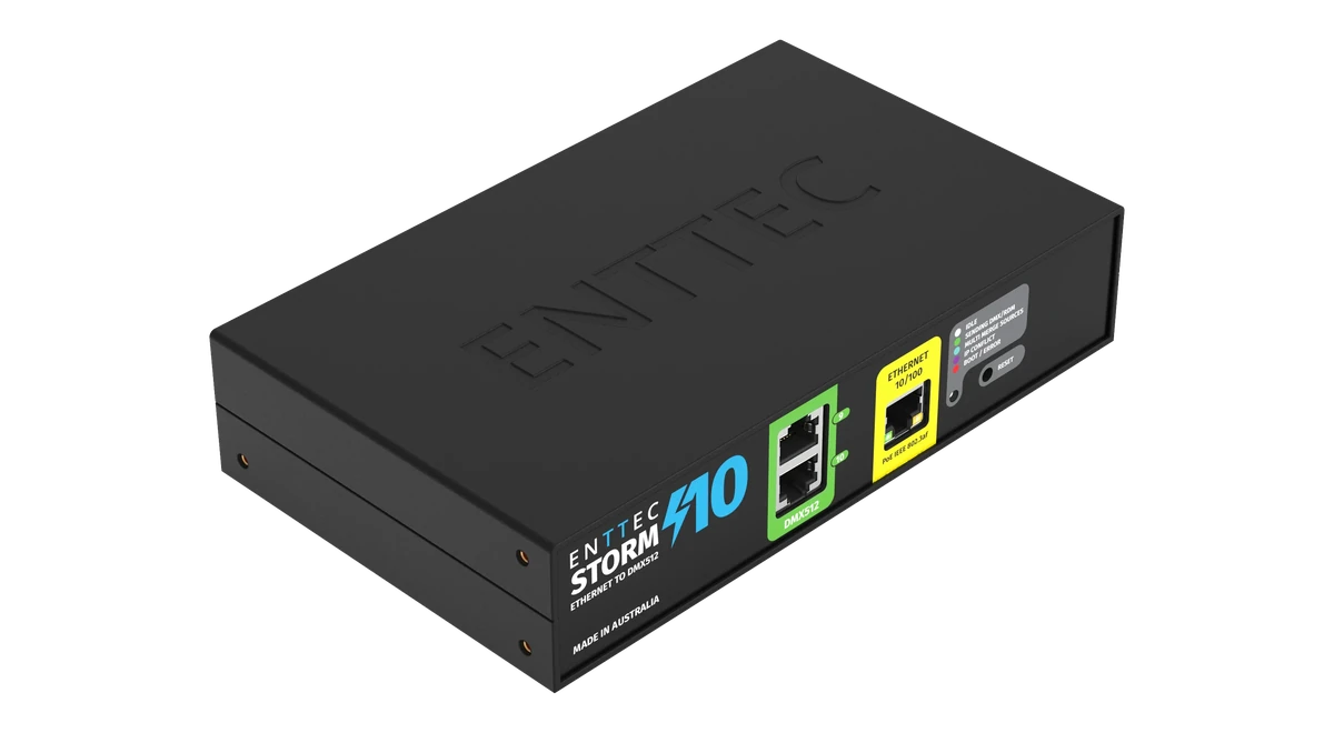 Storm 10 四分之三视角:黑色钢制外壳,顶盖上压印 ENTTEC 标识;前面板印有 ENTTEC STORM 10 字样,一组绿色 DMX512 端口区内含编号 9 和 10 的两个 RJ45 端口、一个黄色 ETHERNET 10/100 RJ45 端口,以及一个内嵌式复位按钮。