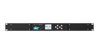 安装在 1U 机架面板中的 S-PLAY SP1-1，前面板及其 USB 模块、显示屏和方向键位于中央，两侧是带安装孔的黑色空白挡板。
