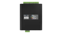 黑色 S-PLAY MINI 的一个侧面正视图，DMX 标签下方有一个标有 DATA +、DATA - 和 0V 的绿色三路螺丝端子，一个黄色 ETHERNET 10/100 RJ45 插座和一个圆形 RESET / TRIGGER 按钮，下方是细长的壁挂支脚。