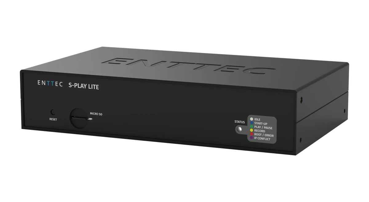 从前上方斜角看到的 S-Play LITE，一台低矮的黑色半机架机箱，机盖上压印 ENTTEC 字样，前面板带有 RESET、MICRO SD 和 STATUS 标识。