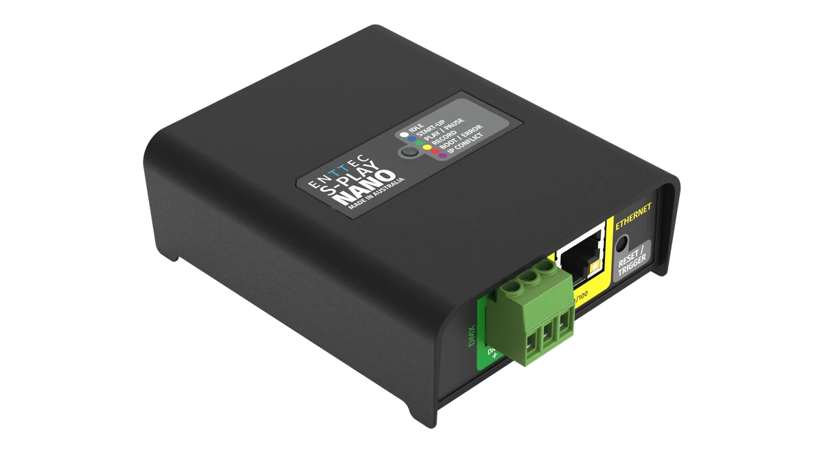 从正上方看到的 S-Play NANO，黑色机盖上的标签印有 ENTTEC S-PLAY NANO、MADE IN AUSTRALIA、一个状态 LED，以及表示 IDLE、START-UP、PLAY / PAUSE、RECORD、BOOT / ERROR 和 IP CONFLICT 的六色图例，上下边缘伸出绿色螺丝端子排。