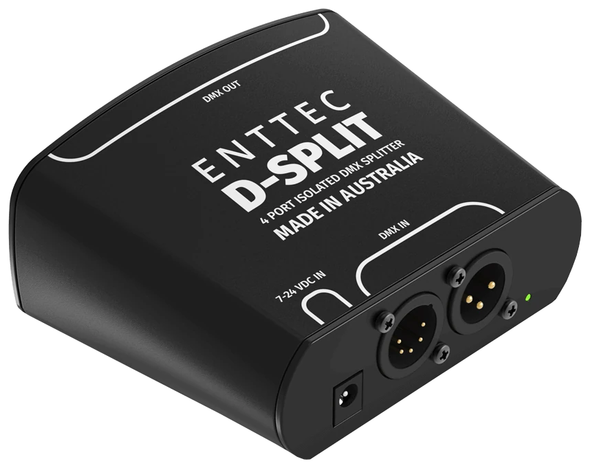 从上方以四分之三角度俯视 D-Split,盖板上印有 ENTTEC D-SPLIT、4 PORT ISOLATED DMX SPLITTER 和 MADE IN AUSTRALIA,以及 DMX OUT、DMX IN 和 7-24 VDC IN 轮廓框,近端面板上有一个圆形电源插孔、一个 5 针和一个 3 针公头 XLR 以及一个绿色 LED。