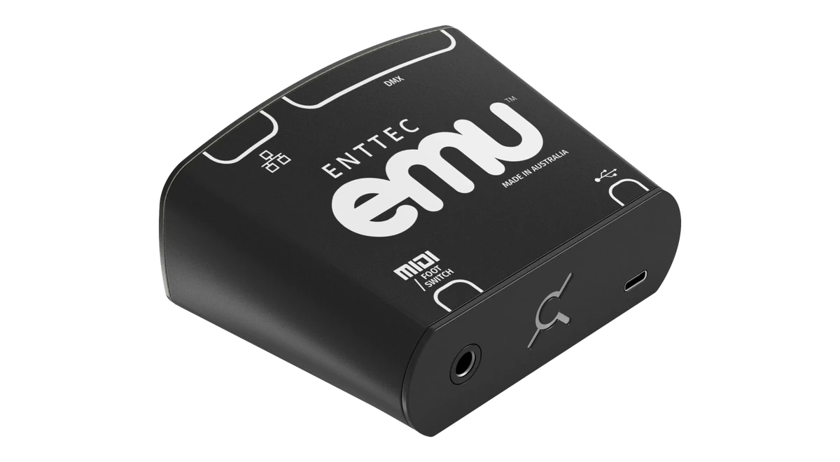以四分之三视角拍摄的 EMU 硬件接口，顶盖印有 ENTTEC emu 和 MADE IN AUSTRALIA 以及 Ethernet、DMX、MIDI / FOOT SWITCH 和 USB 端口标识，近侧面上依次是一个插孔、EMU 标志和一个 USB-C 端口。