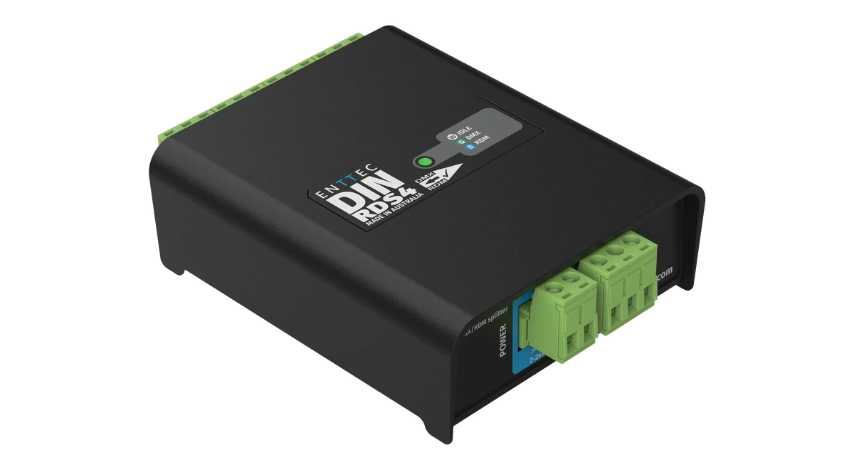 从电源端上方俯视 DIN RDS4,盖板上印有 ENTTEC DIN RDS4 和 DMX/RDM 箭头,近侧面有一个标有 7-24V DC 的蓝色 POWER 区,旁边是两个绿色插拔式端子,输出端子位于远侧边缘。