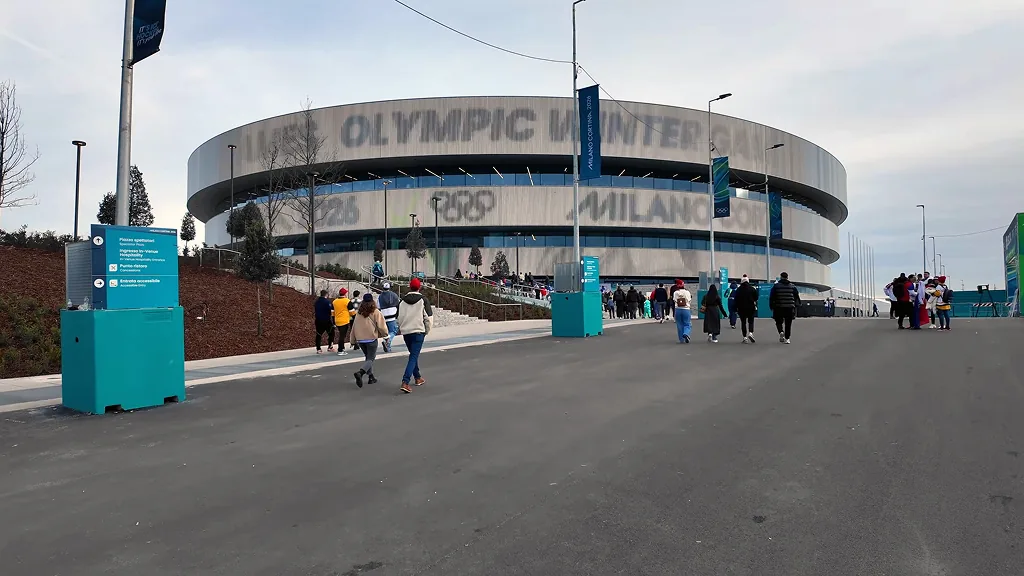 Crowds on the Santa Giulia approach to the arena by day