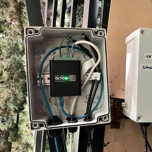 一台 ENTTEC OCTO 安装在树体框架的防水机箱内,蓝色数据线与白色电源线从格兰头引出