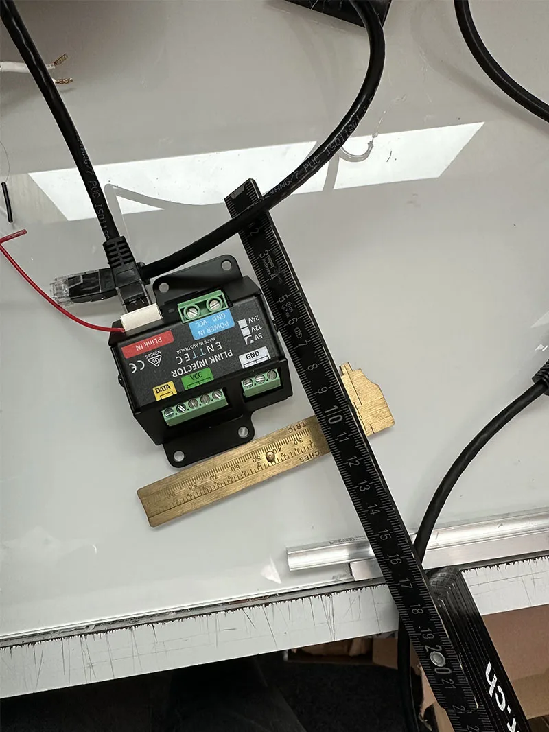 白色工作台上摊开线缆的 PLink Injector,旁边放着一把黄铜尺和一段黑色线管