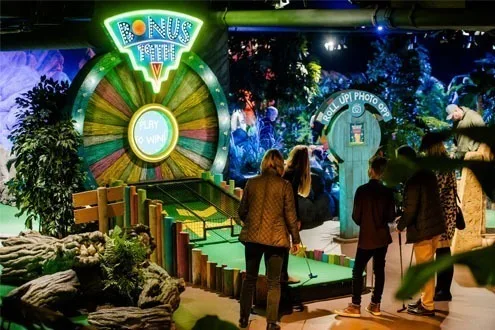 Bonus Tree 球洞全景，转盘在果岭尽头的 Roll Up Photo Op 拍照亭旁发光