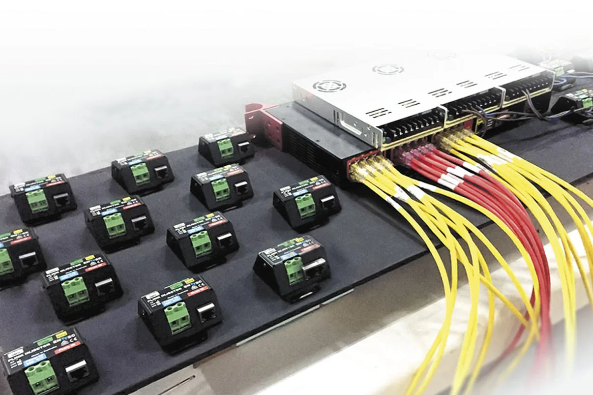成排的 PLink Injector 摆在工作台上，黄色数据线和红色电源线连回金属电源